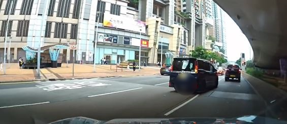 七人車沿荔枝角道駛至宇晴軒對開轉彎。fb 車cam L（香港群組）  