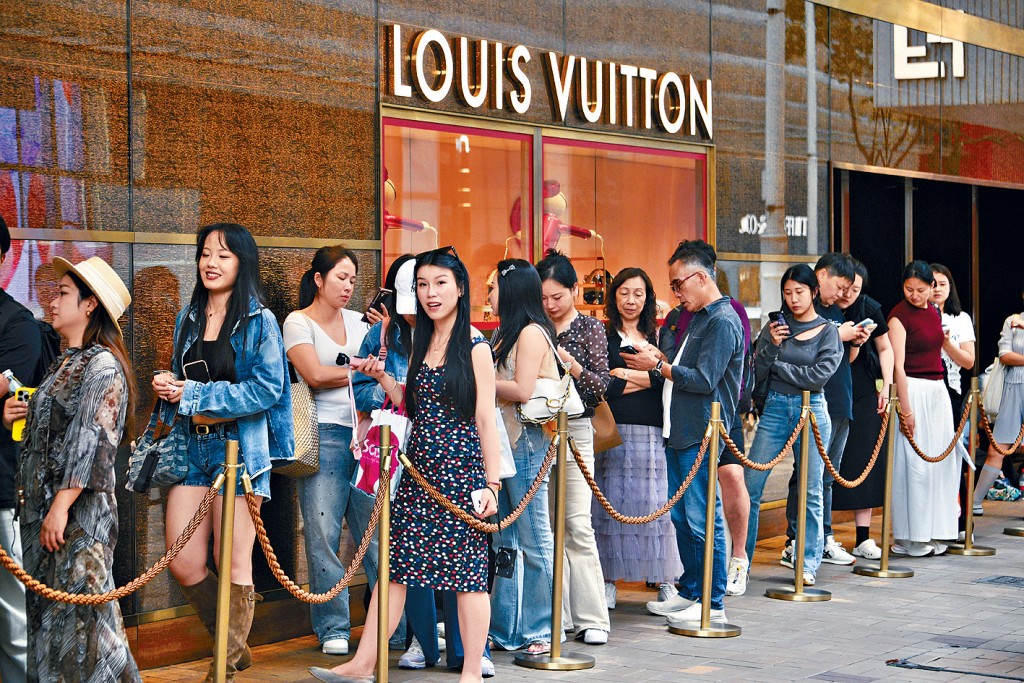 尖沙咀廣東道人流眾多，部分手袋店更大排長龍。