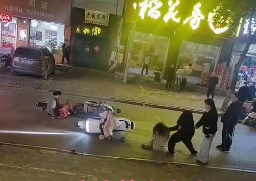 河南平頂山劉某飛當街毆打少女引起公憤。