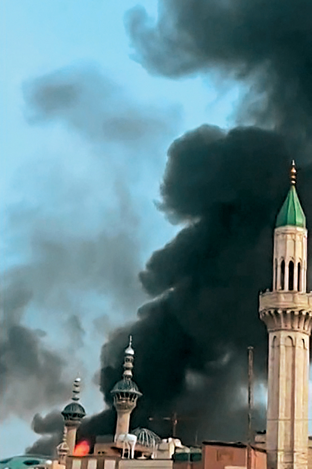 伊朗中部伊斯法罕市周六有工厂遇袭，莫萨拉清真寺后面冒起浓烟。