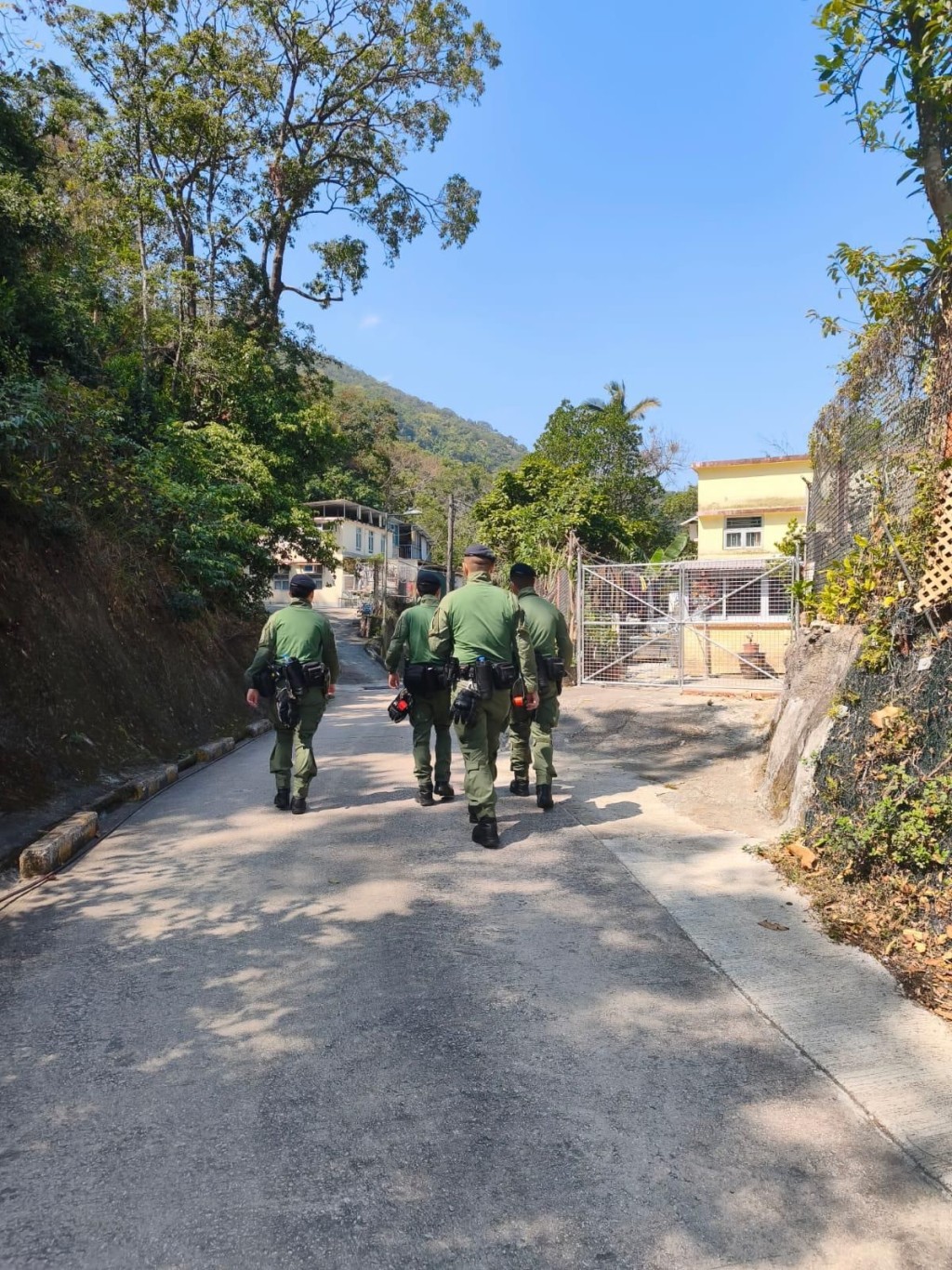 軍裝人員於鄰近屋苑山坡及密林一帶高調巡邏。