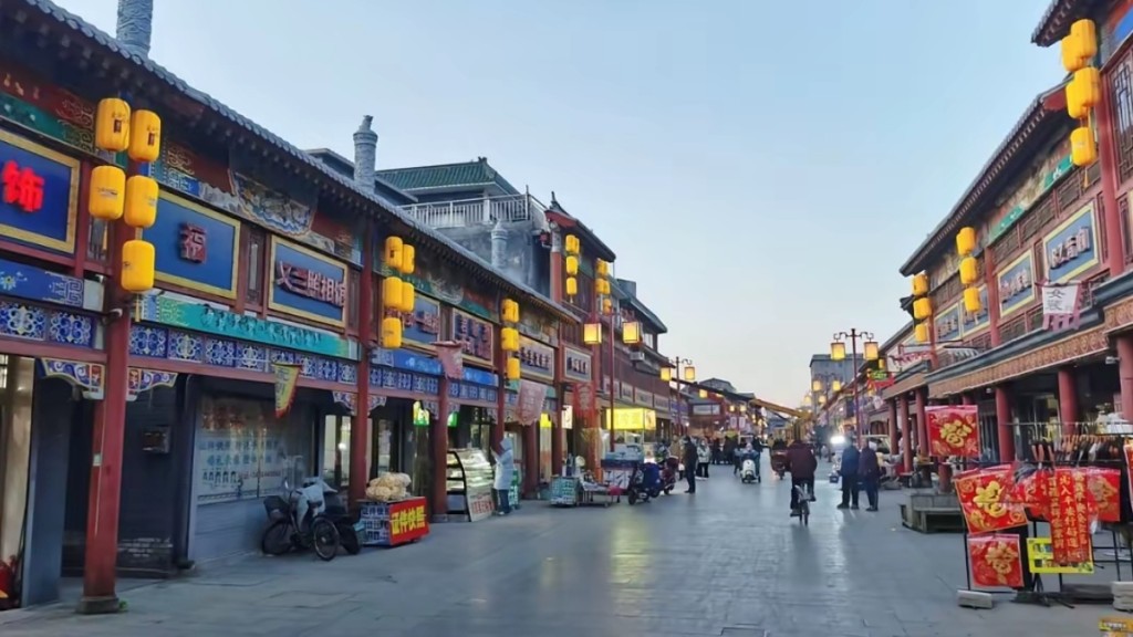 河北涿州街頭掛黃燈籠迎春節惹議。微博@清風江上明月山間