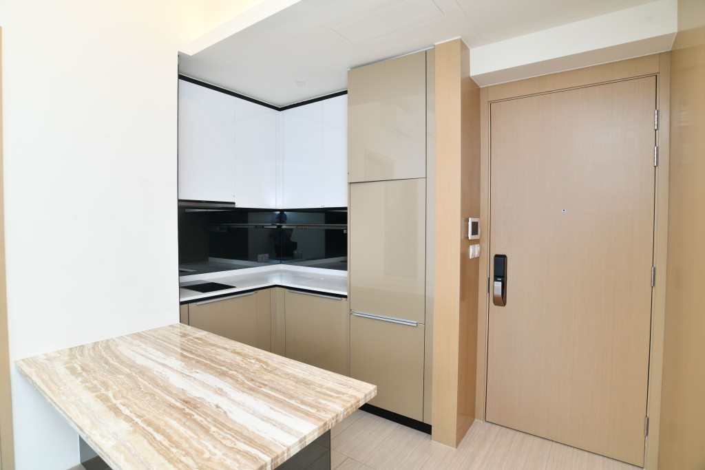 开放式厨房位于大门旁,前方即为饭厅。