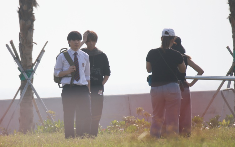 12:00pm 烈日暴曬時近中午烈日當空,兩人無遮無擋在現場培養情緒,姜濤不時按着頭部。