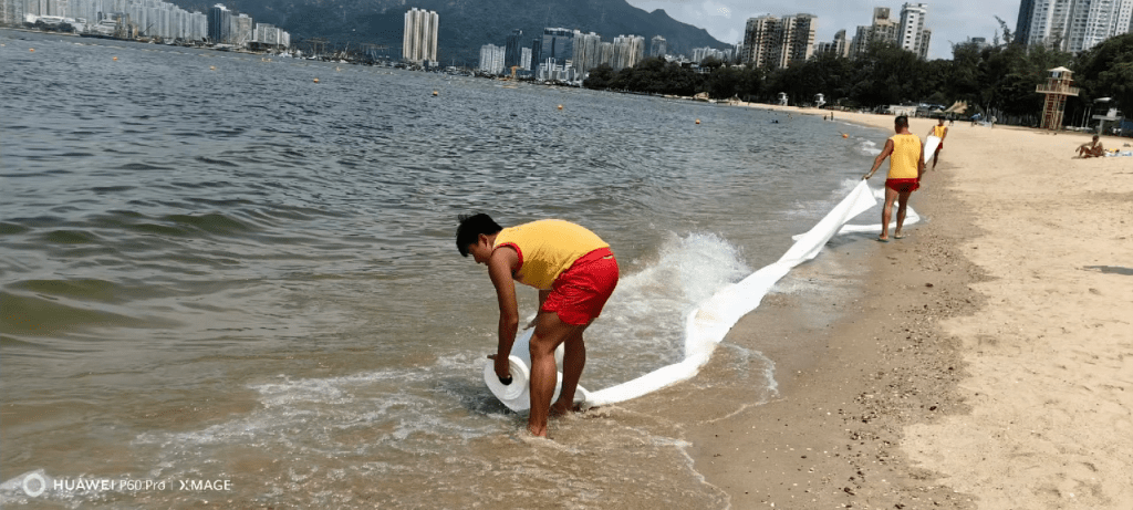 救生员于沿岸铺设吸油毡清理油污。港九拯溺员工会FB