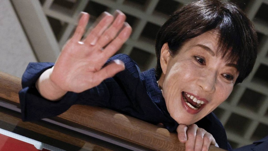 高市早苗拉票造勢時被熱情民眾握傷手部。路透社