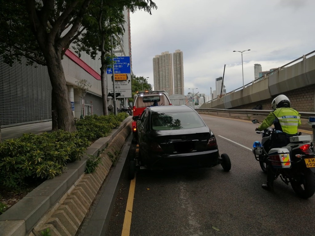 警方在各黑點針對單車、行人及違例泊車等進行打擊。圖:警方提供