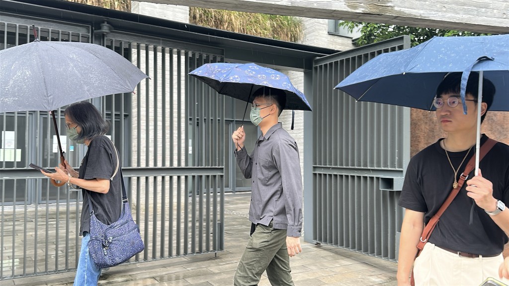 死者親屬到殮房認屍。劉漢權攝 死者親屬到殮房認屍。劉漢權攝