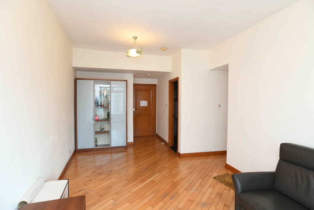 長直形廳堂裝潢木色為主，簡單樸實。