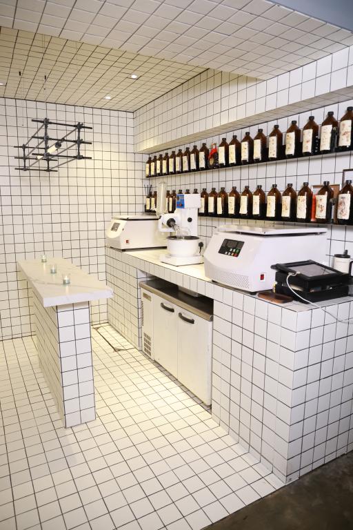 PENICILLIN內的藥瓶展示牆上的藥瓶，裝着團隊自製的發酵液以及調酒原料。