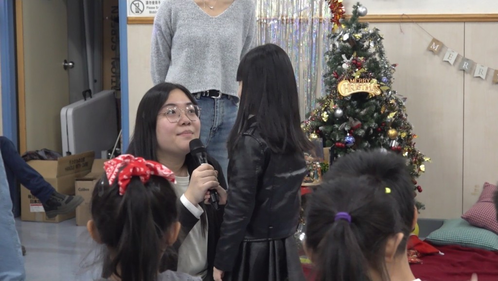 陳女士的7歲女兒(黑衫)曾因走不出喪父陰霾，一度出現心理問題，需要心理輔導。