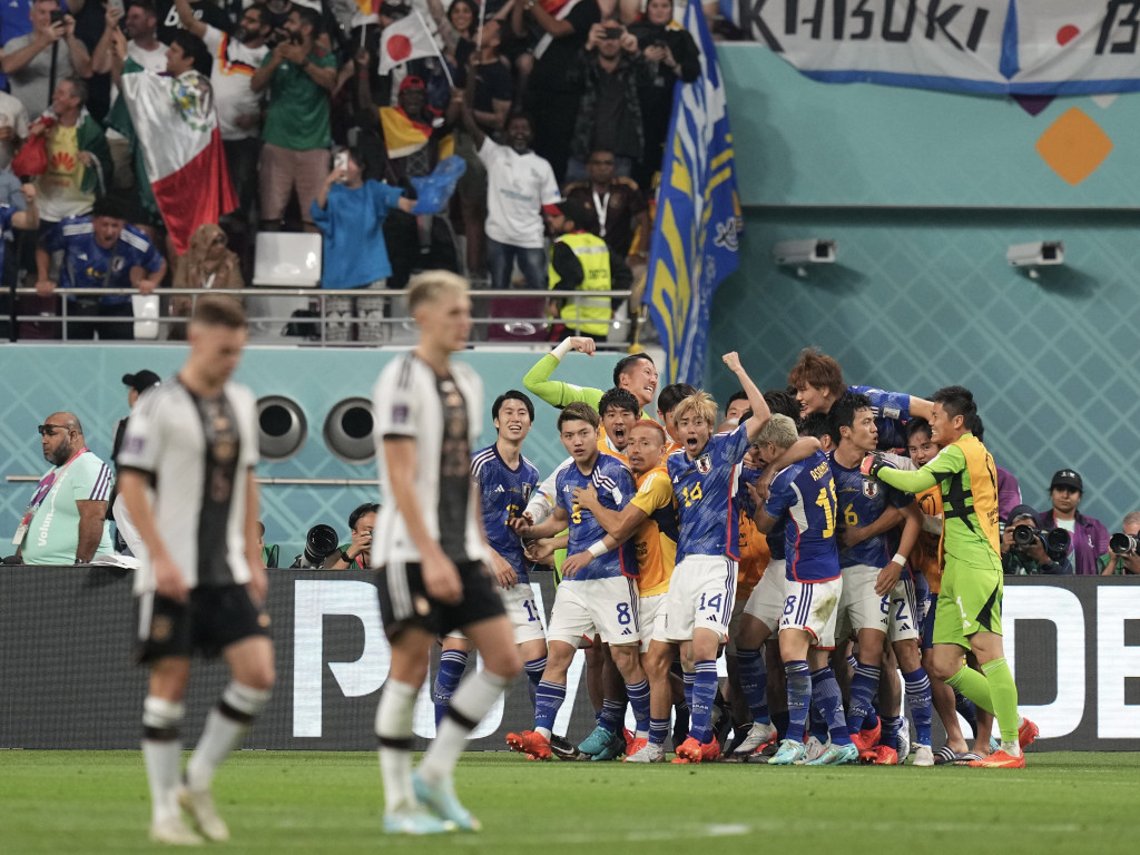 昨晚（23日）在卡塔爾世界盃決賽周舉行的E組賽事，日本隊以比數2:1擊敗四屆冠軍德國隊。（圖片源自中新社）