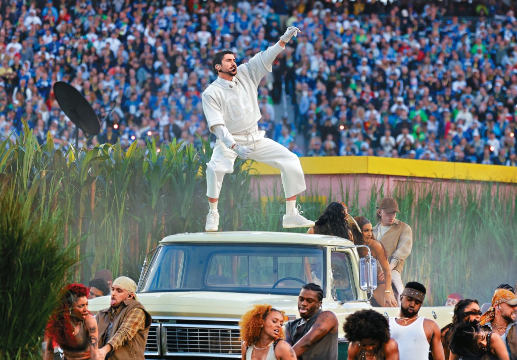 Bad Bunny昨日在超級碗中場騷全程以西班牙歌曲演出。