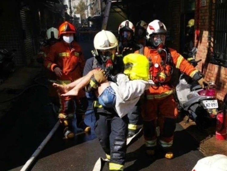 消防救出賈男的妻女，合共4人。互聯網圖片