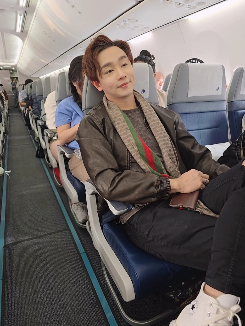 王鄭浚仁早前搭飛機返馬來西亞,並標註#byehongkong。 王鄭浚仁早前搭飛機返馬來西亞,並標註#byehongkong。