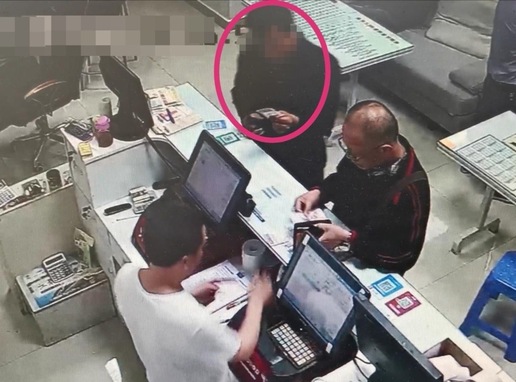 在吳男誤丟彩票後,一名男子曾在廢票箱撿起並拿走一張彩票。網圖