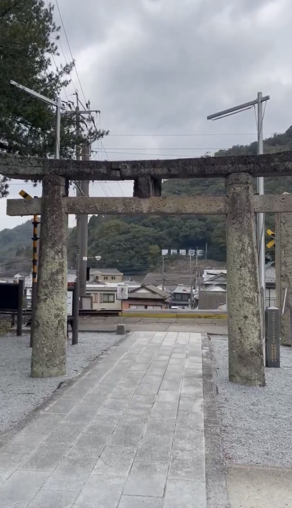 陶山神社是观光热点，因神社境内有列车通过而闻名。X@ALEZELOFighter