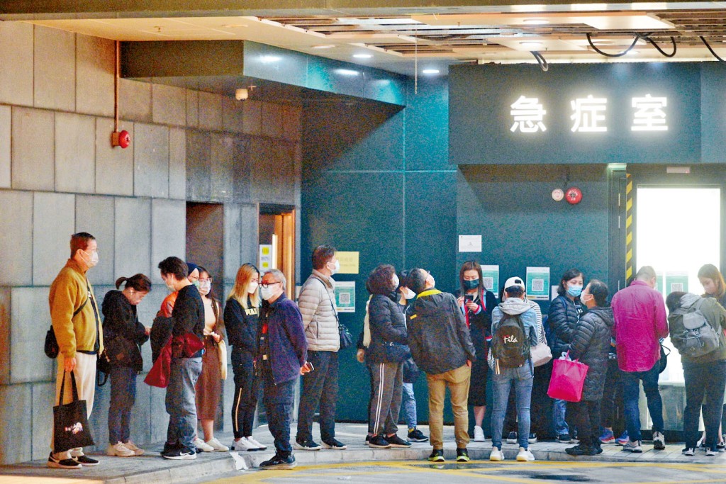 急症室外候診市民也排成一條人龍。