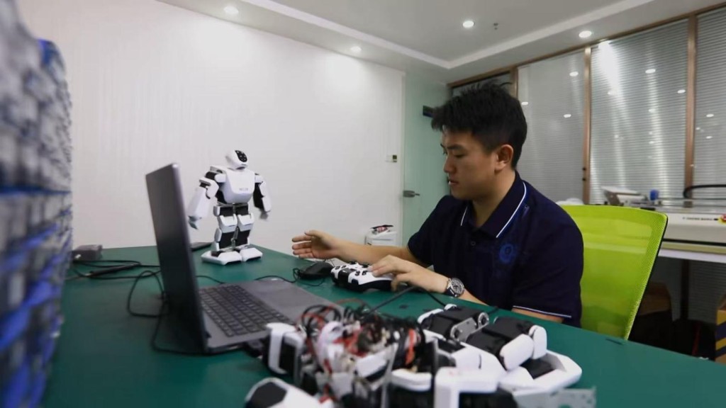 冷晓琨钻研机械人。