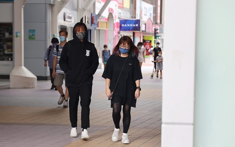在助手陪同下的姜濤戴上口罩並把衛衣的帽套著頭,相當低調。