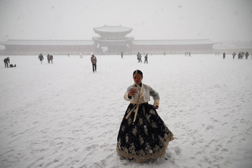 首爾景福宮前也出現積雪。路透社