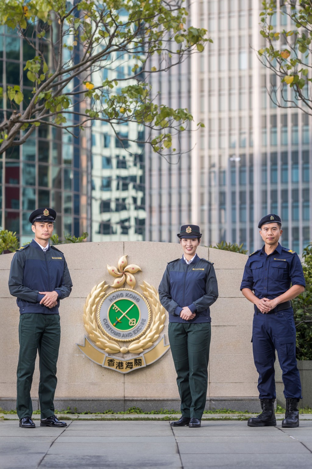 負責貨檢的軍裝同事,將於今年稍後時間陸續換上全新的藍色「蛤皮」(右一)。 何家豪攝 負責貨檢的軍裝同事,將於今年稍後時間陸續換上全新的藍色「蛤皮」(右一)。 何家豪攝