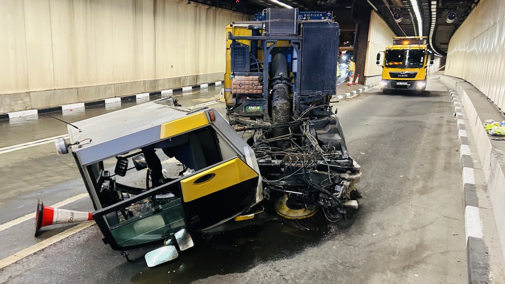 洗街車的駕駛室與車身分離。蔡楚輝攝