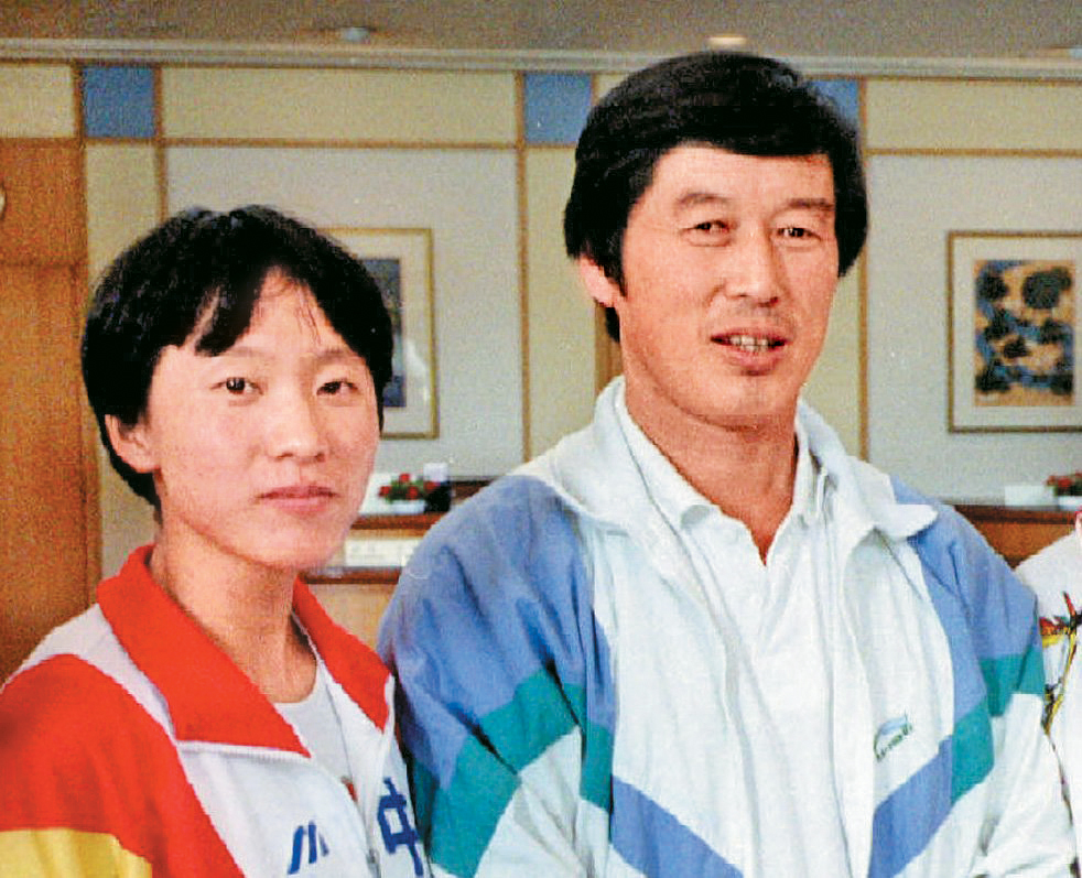 王軍霞曾在知名田徑教練馬俊仁(右)帶領下,成為「馬家軍」主力之一。