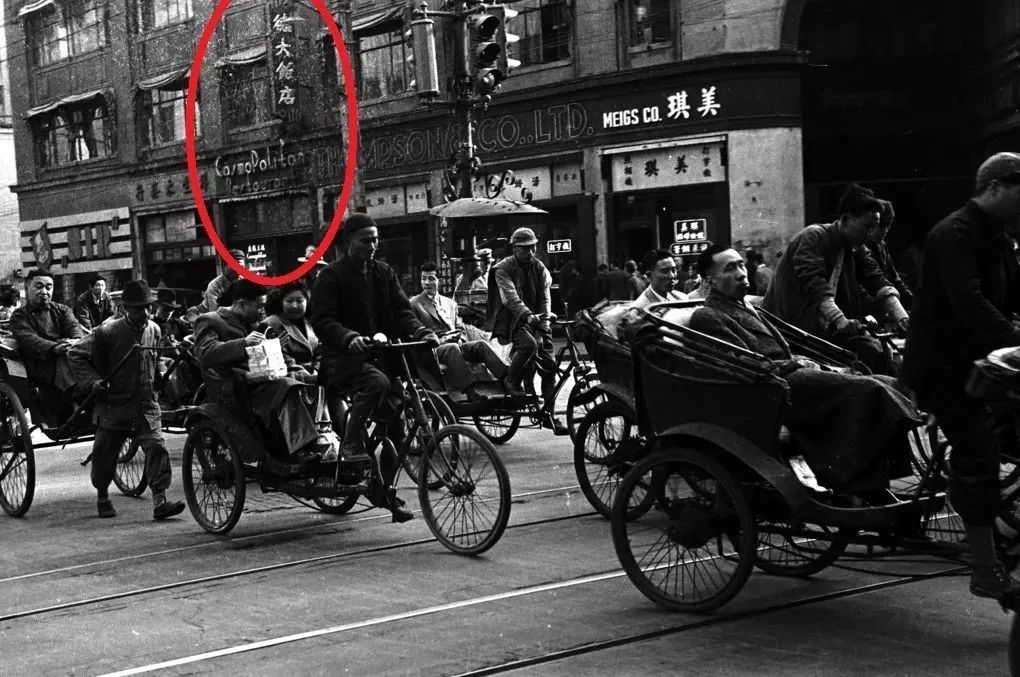 1949年四川中路老照片，圖上可見「德大飯店」的招牌。