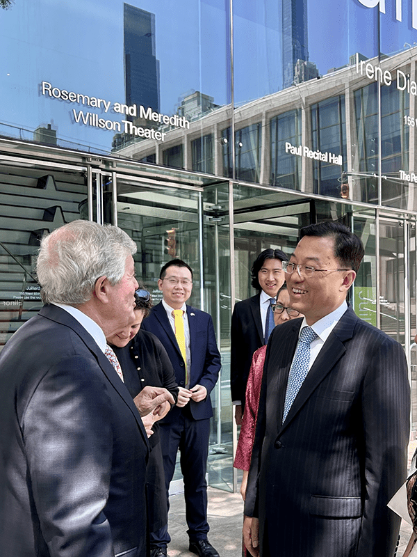 中國駐美大使謝鋒日前到訪茱莉亞音樂學院。 中國駐美大使館圖