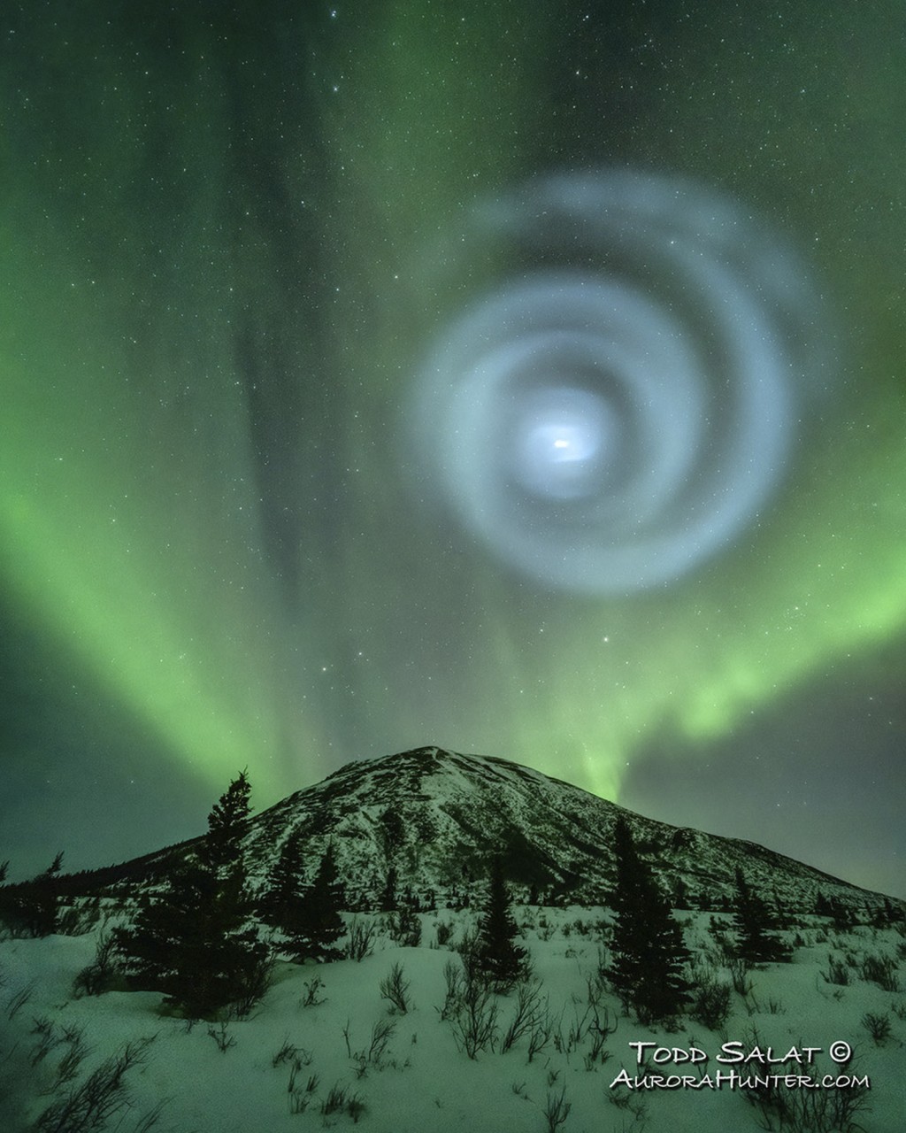 「極光獵人」薩拉特（Todd Salat）拍到極光中出現巨大藍色螺旋的畫面。 美聯社
