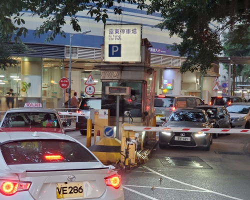东涌停车场爆满，巿中心交通相当挤塞。