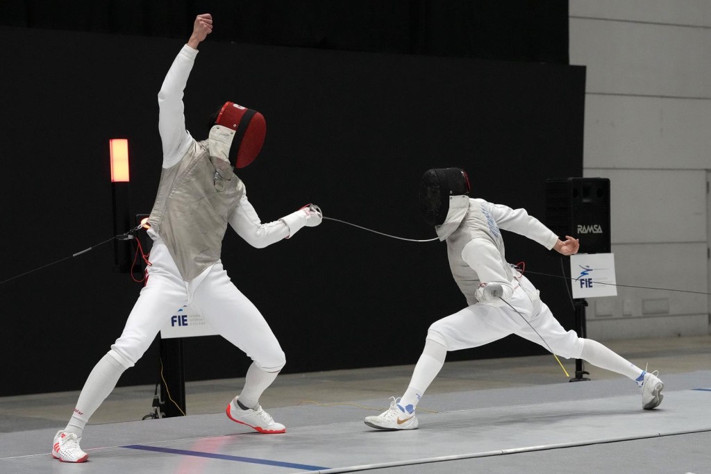 戴著紅色面罩的Ryan (左)在決賽中英姿。香港劍總圖 戴著紅色面罩的Ryan (左)在決賽中英姿。香港劍總圖