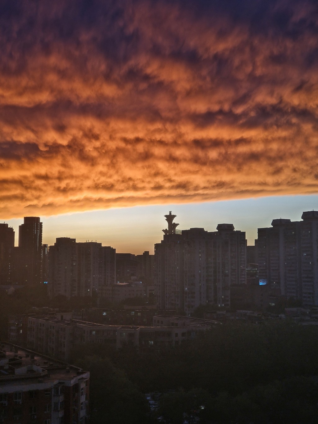 北京出现绚丽「火烧云」。