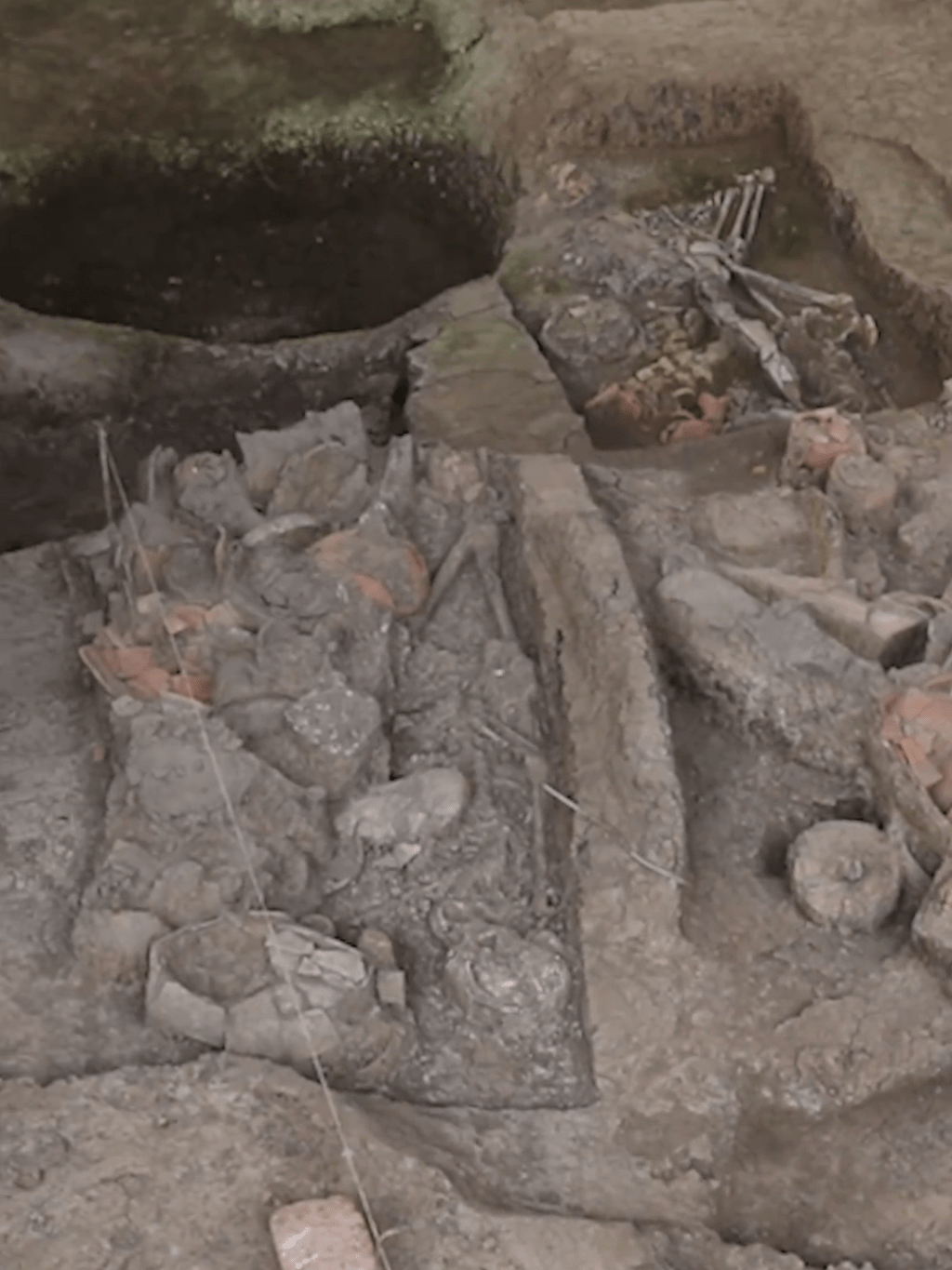 該墓葬出土遺物350餘件，是目前發現大汶口文化時期規模最大、出土器物最多的墓葬之一。