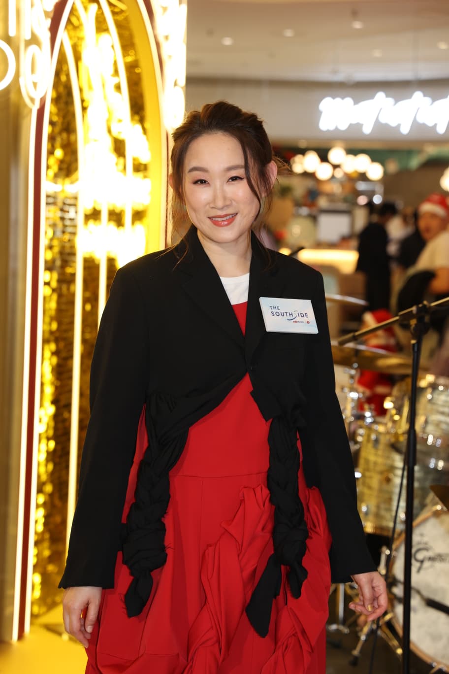  王菀之昨晚（25日）圣诞节现身商场举行《Share Music Share Love音乐会》。