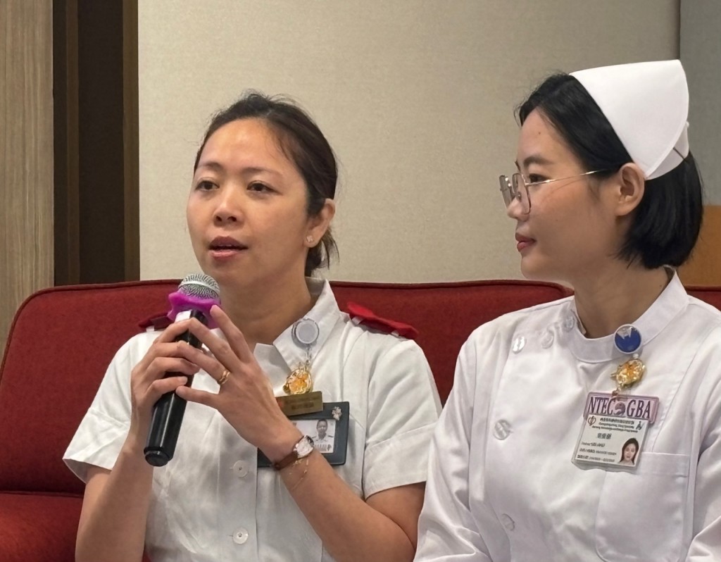 史綺雯(左)表示，大灣區護士都很好學，且十分細心。郭穎彤攝