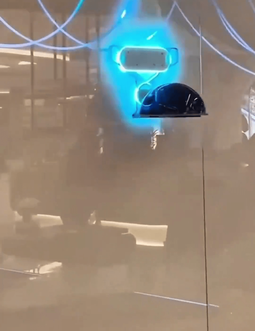 深圳一餐廳用磁懸浮「飛碟」傳菜,網上爆紅。 深圳一餐廳用磁懸浮「飛碟」傳菜,網上爆紅。