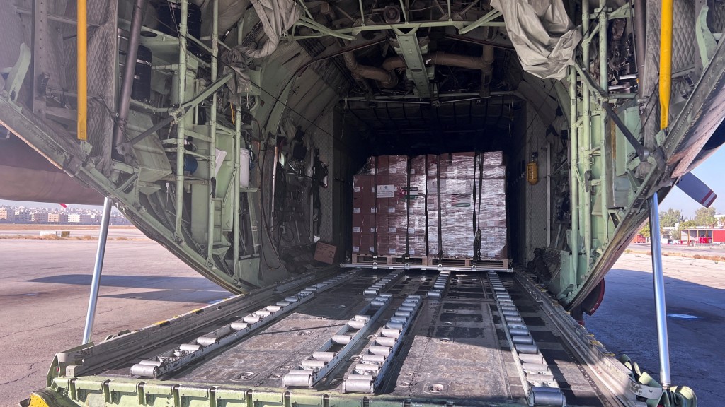 准备出发前住加沙的飞机装满人道救援物资。 路透社