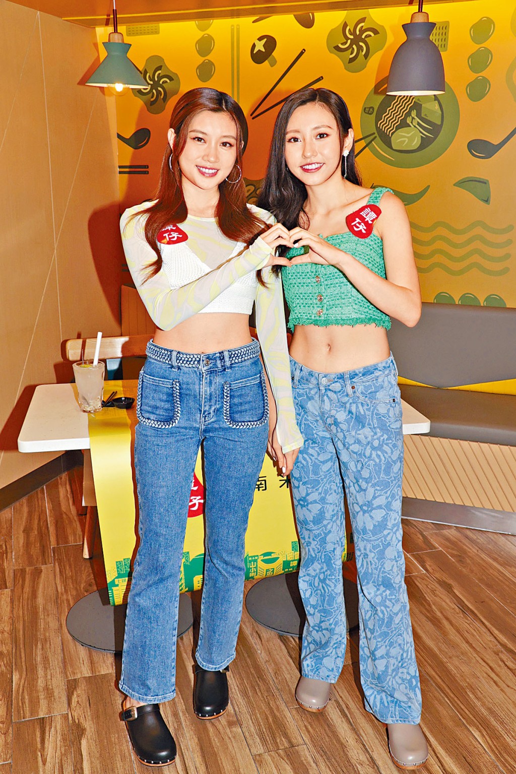 Ivy（右）、Candy齊穿露臍裝騷纖腰。