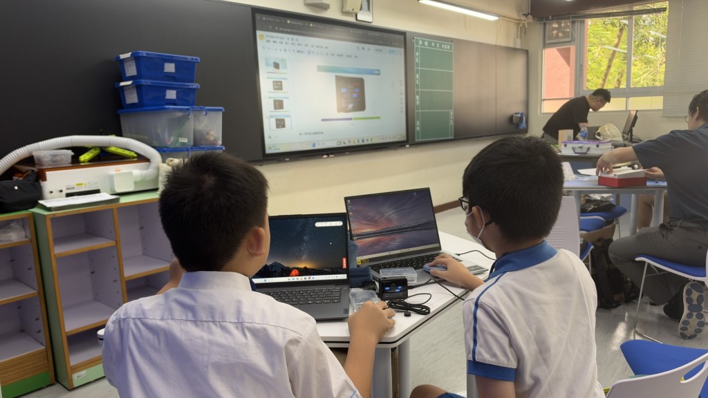 聖公會阮鄭夢芹銀禧小學近年積極推動科技與AI教育,大大提升學生的學習動力。(圖片來源:聖公會阮鄭夢芹銀禧小學校網) 聖公會阮鄭夢芹銀禧小學近年積極推動科技與AI教育,大大提升學生的學習動力。(圖片來源:聖公會阮鄭夢芹銀禧小學校網)