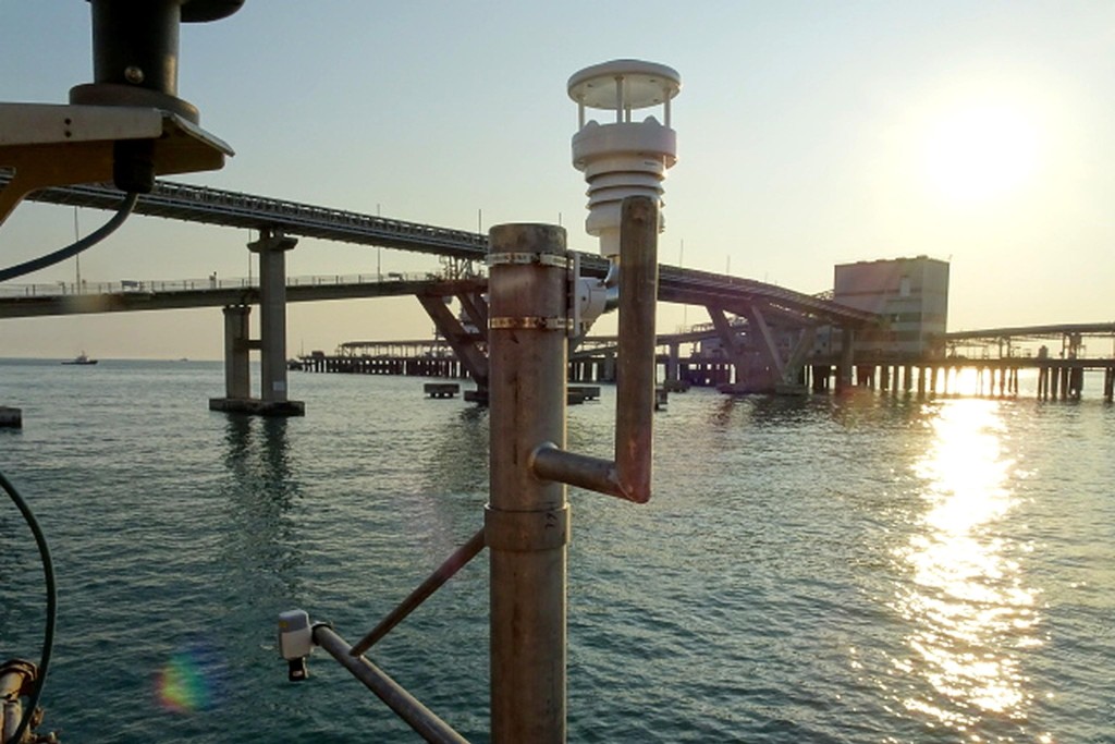 南丫發電廠在海岸旁設置氣候和潮汐監測站,透過連接「港燈智連網」,為發電廠提供極端天氣預警。 南丫發電廠在海岸旁設置氣候和潮汐監測站,透過連接「港燈智連網」,為發電廠提供極端天氣預警。