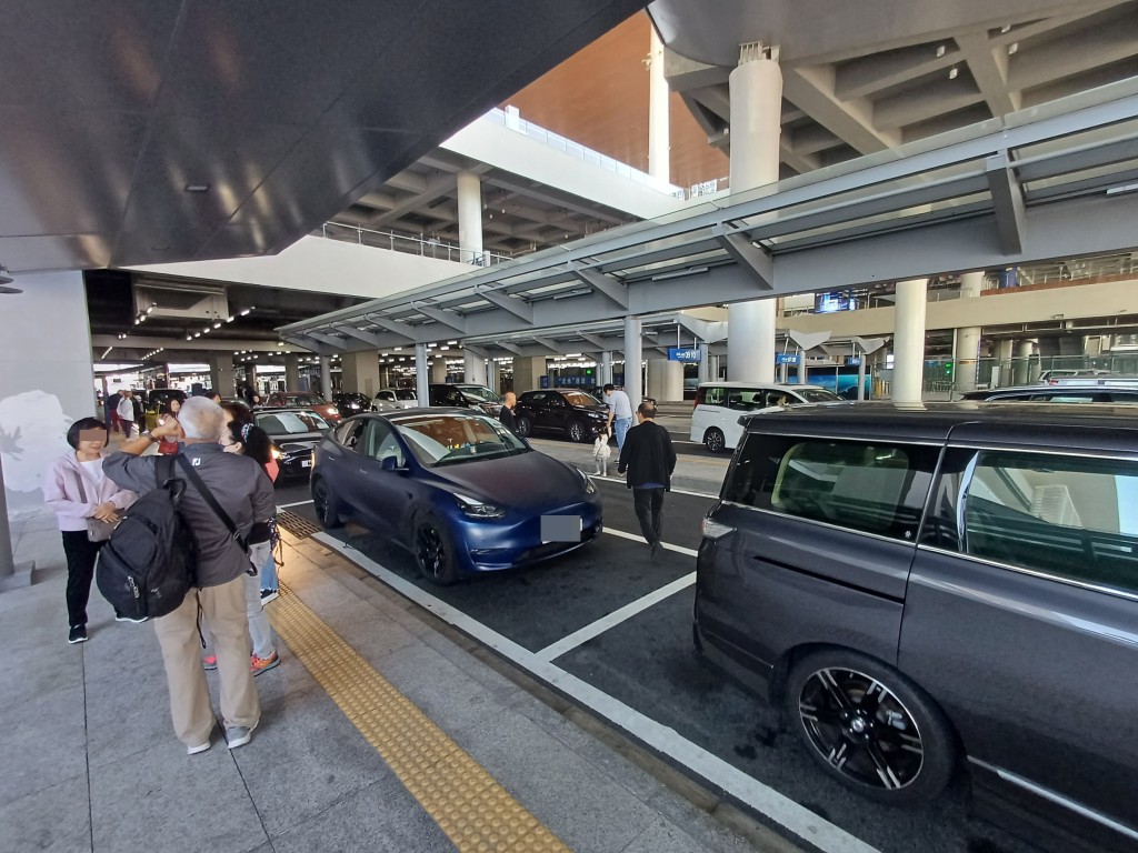 大批「港車北上」抵達珠海口岸過關。 李建人攝 大批「港車北上」抵達珠海口岸過關。 李建人攝