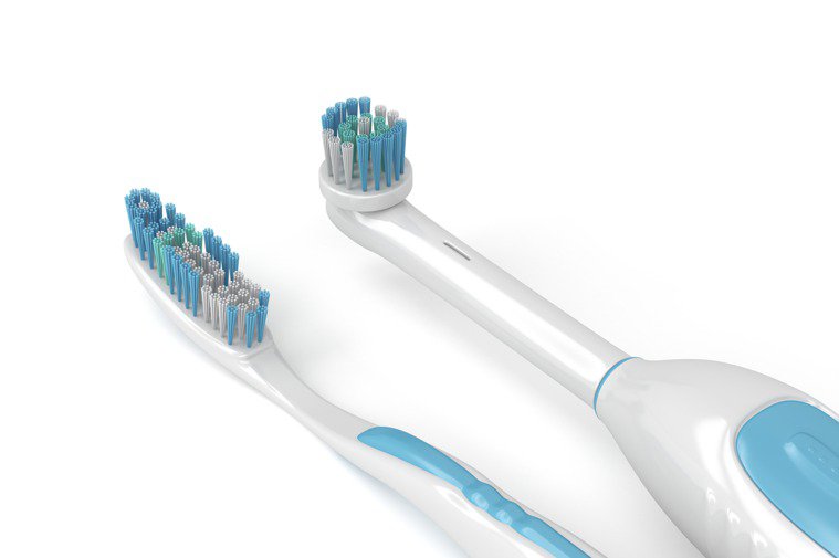 電動牙刷主要分為聲波型（左）及旋轉型（右），兩隻在使用上各有特點。