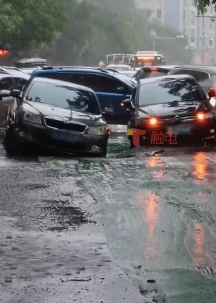 受台风三巴影响，大量私家车因暴雨滞停在马路上。