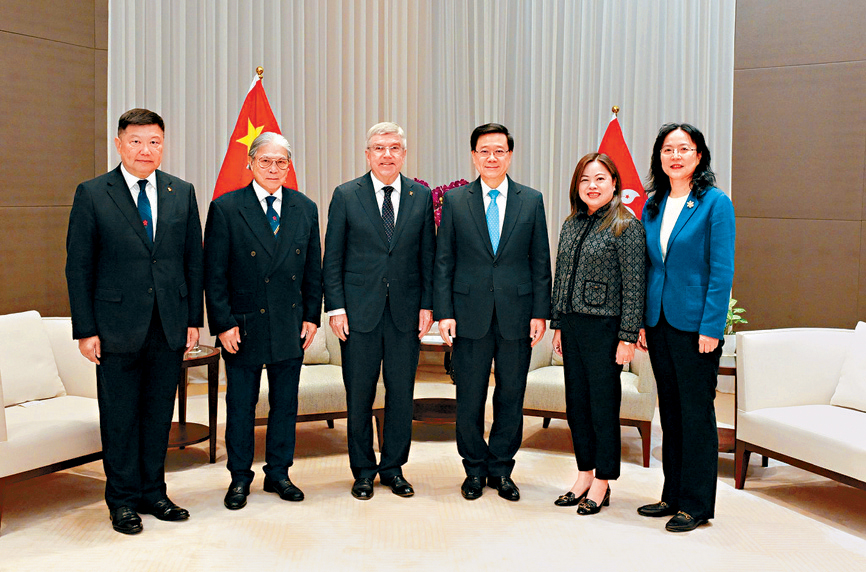 巴赫（左三）指，香港擁有極佳的體育園區，又形容大灣區具備申辦奧運所需一切條件。