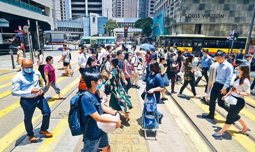 本港失業率急升一個百分點,至百分之五點二,創超過十年新高。