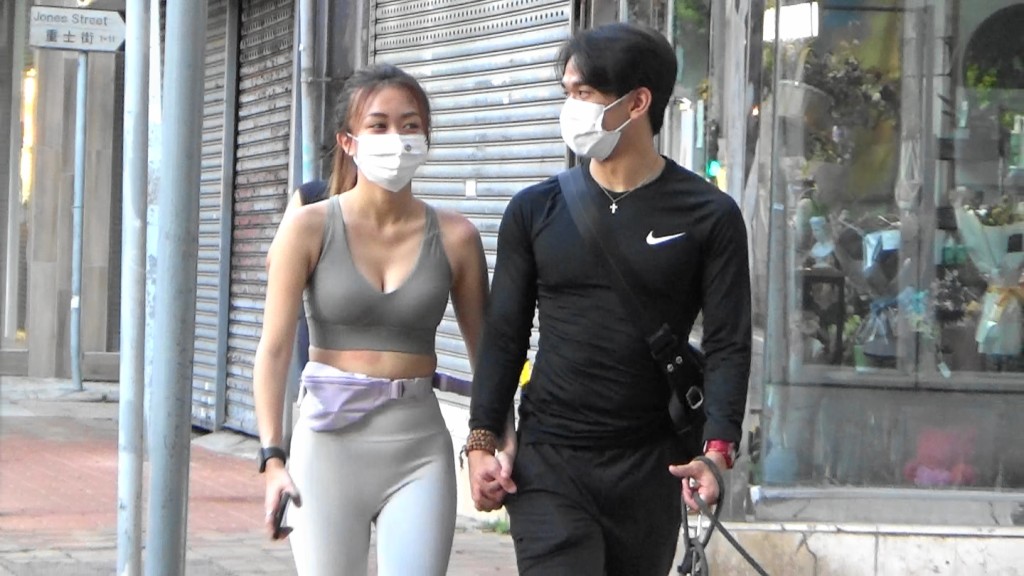 Andrew拖住身材Fit爆的Hailey去放狗。