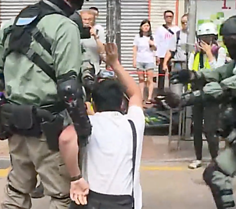 防暴警拘捕一名白衣男子。Now新聞截圖