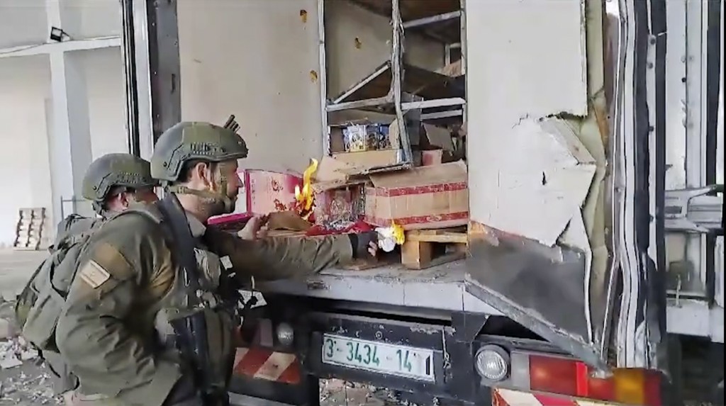 X平台流传的影片显示，以军在加沙一架弃置货车上企图烧毁食物及食水供应品。美联社